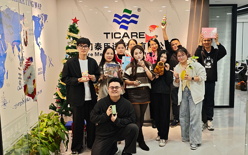 wishes all employees, partners, and customers a Merry Christmas and a prosperous New Year